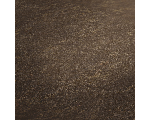 Detail hnedej kamennej tapety s matným povrchom.