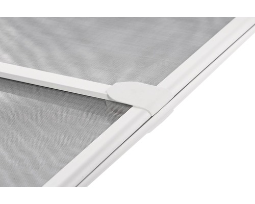 Detailný pohľad na sieť proti hmyzu s bielym rámom a rohovým spojením.