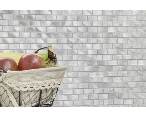 Obkladové dlaždice so vzhľadom kameňa a kôš s jablkami