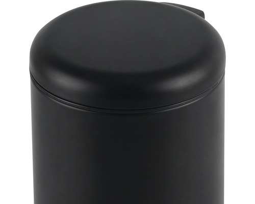 Detailný pohľad na čierny odpadkový kôš s vekom