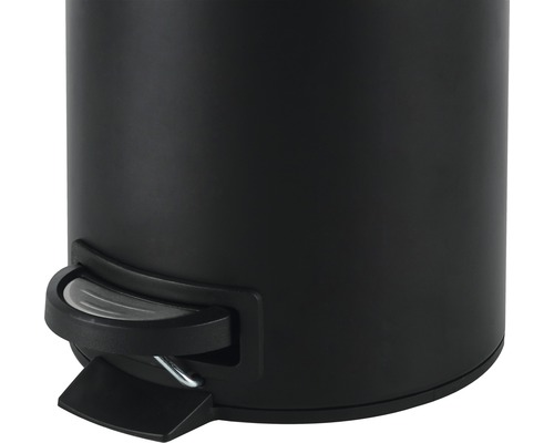 Detailný pohľad na čierny odpadkový kôš s pedálom.
