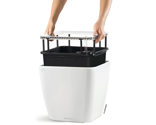 Zavlažovací systém pre kvetináče s ukazovateľom hladiny vody