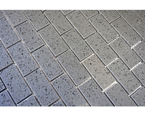 Sivé mozaikové dlaždice vo vzhľade tehál