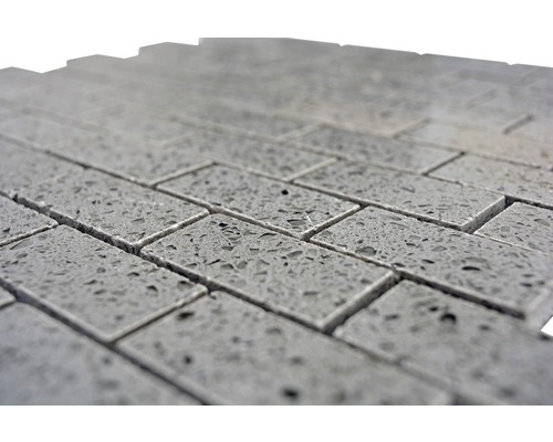 Sivé mozaikové dlaždice v horizontálnom formáte