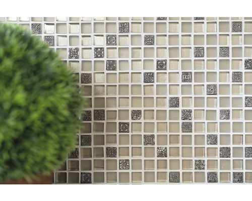 Stena z mozaikových dlaždíc s dekoratívnymi vzormi