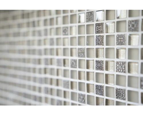 Stena z mozaikových dlaždíc so štvorcovými vzormi