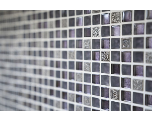 Mozaikové dlaždice so štvorcovými vzormi na stene