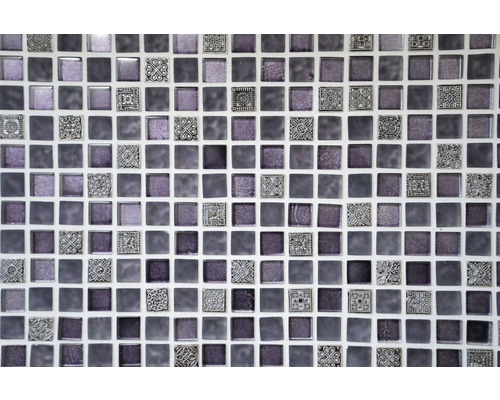 Mozaikové dlaždice so štvorcovými sklenenými a ozdobnými prvkami