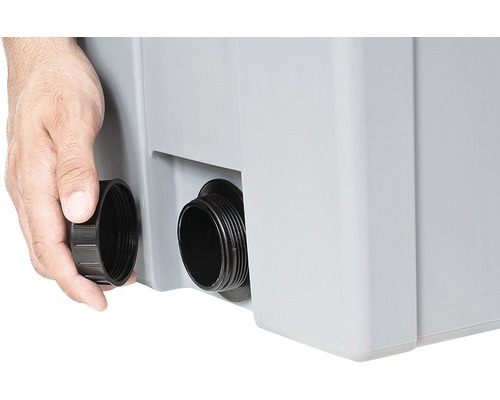 Detailný pohľad na nádrž na vodu s pripojovacím hrdlom a zodpovedajúcim uzáverom