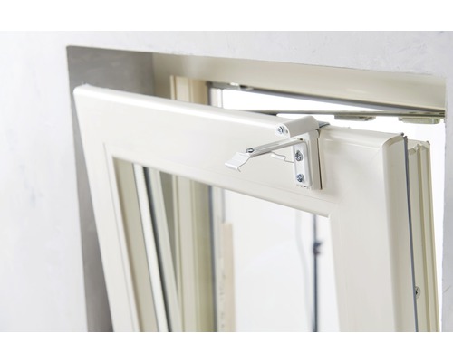 Detailný pohľad na otvorené okno s kovaním