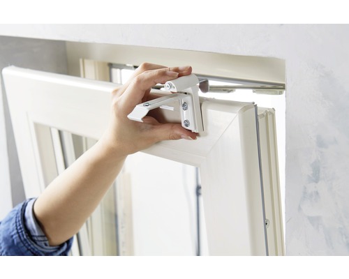 Montáž okenného kovania na okenný rám