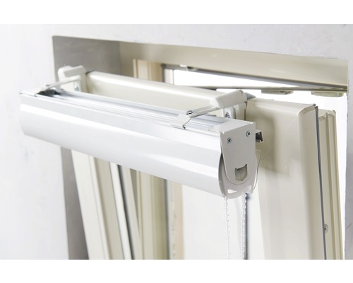 Okenné rolety s reťazovým ovládaním v okennom ráme