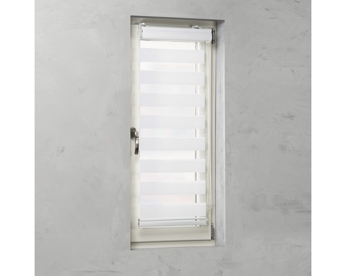 Okno s polo otvorenou, priehľadnou dvojitou roletou na ozdobu okna