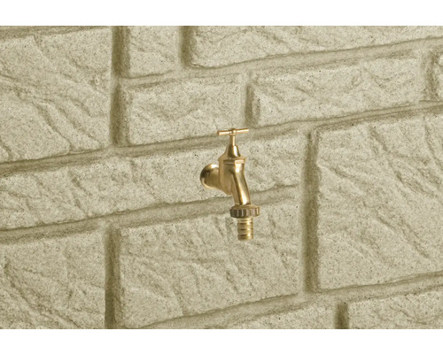 Vodovodný kohútik na kamennej stene