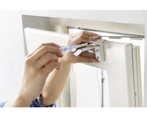 Okno je namontované skrutkovačom