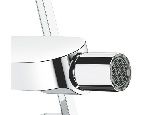 Detail chrómovaného výtoku vodovodnej batérie s perlátorom