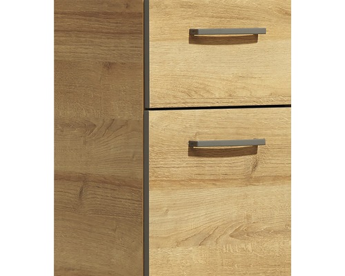 Detailný pohľad na drevenú skriňu s dvoma zásuvkami a držadlami