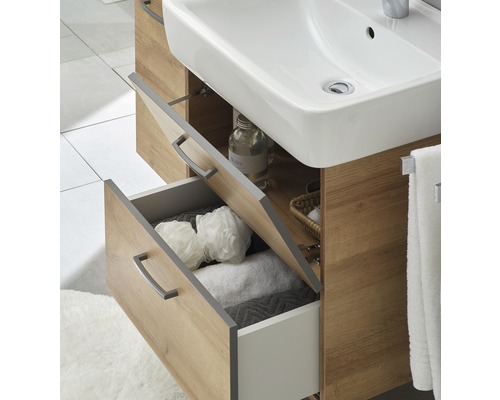 Skrinka pod umývadlo so zásuvkami a uterákmi v kúpeľni