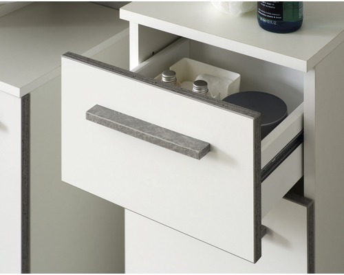 Otvorená kúpeľňová skrinka so zásuvkou na uloženie kúpeľňových potrieb