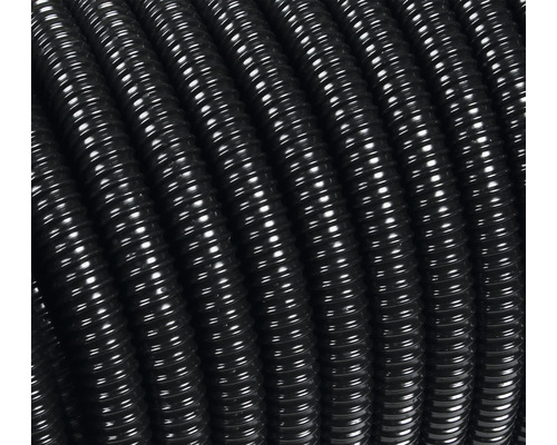 Detail čiernej plastovej vlnitej hadice