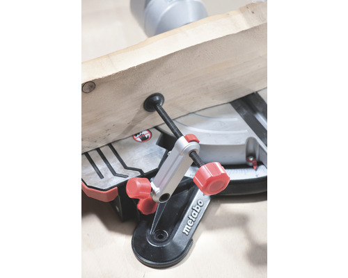 Zabezpečenie obrobku na pokosovej píle Metabo