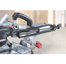 Detailný záber pokosovej píly Metabo s rukoväťou, stupnicou a ovládacími prvkami.