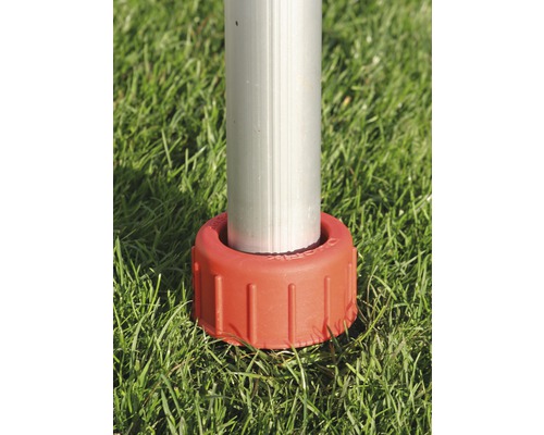 Detailný pohľad na tyč s červeným krytom na trávniku