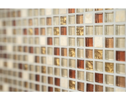 Detailný záber nástennej dlaždice s mozaikovým vzorom