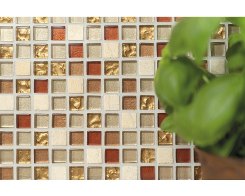 Mozaikové dlaždice so štvorcovými, zlatými, hnedými a béžovými prvkami