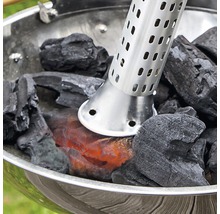 Zapaľovač grilu so žeravými briketami z dreveného uhlia v grile na drevené uhlie