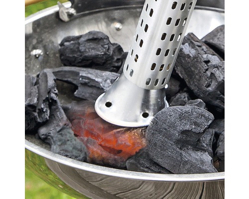 Zapaľovač grilu so žeravými briketami z dreveného uhlia v grile na drevené uhlie