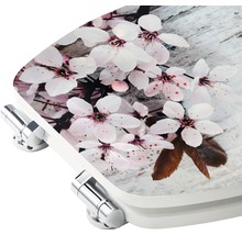 WC sedadlo s kvetinovým vzorom a chrómovanými pántmi