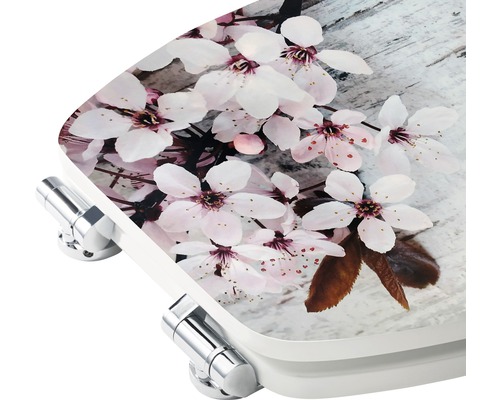 WC sedadlo s kvetinovým vzorom a chrómovanými pántmi