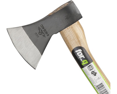 Sekera s drevenou rukoväťou a oceľovou hlavou