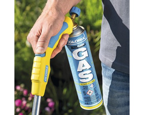 Plynový horák Gloria s plynovou kartušou v ruke.
