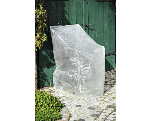 Stolička s priehľadným ochranným krytom pred zelenými dverami