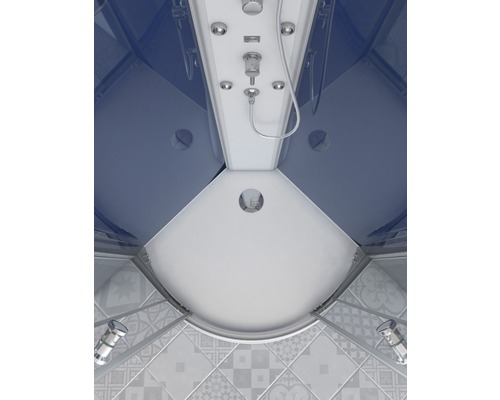 Vnútorný pohľad na sprchovací kút so sprchovou hlavicou, sprchovou hadicou a armatúrami