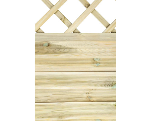 Drevený plot s kosoštvorcovým vzorom