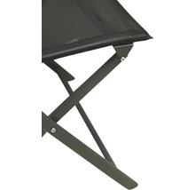 Detailný pohľad na kempingovú stoličku s kovovým rámom a textilným sedadlom.