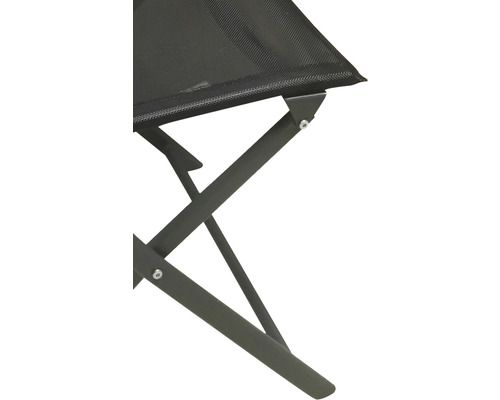 Detailný pohľad na kempingovú stoličku s kovovým rámom a textilným sedadlom.