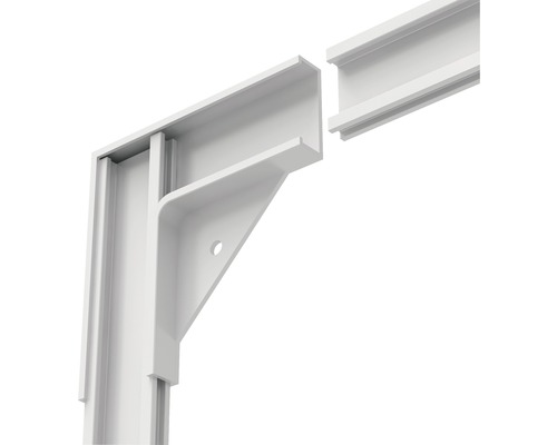 Detailný záber bieleho hliníkového profilu s rohovým konektorom pre zastrešenie terasy