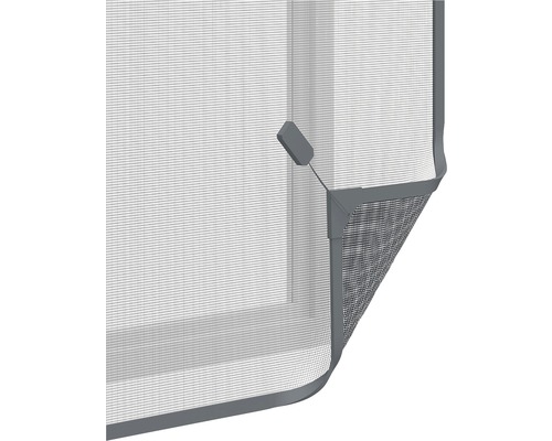 Detailný pohľad na rolovaciu sieť proti hmyzu na okne