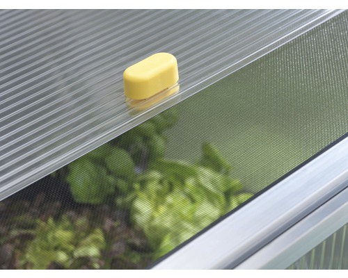 Detailný záber okna pareniska s nastavením vetrania