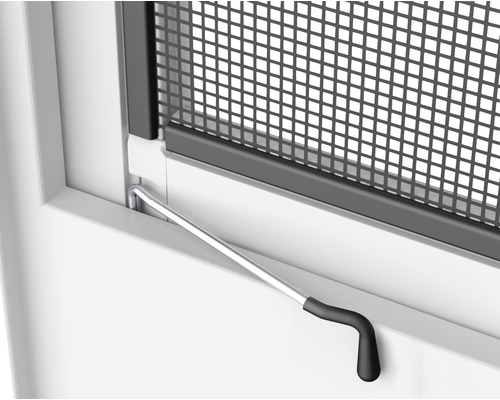 Detailný záber siete proti hmyzu s ovládacou pákou na okne