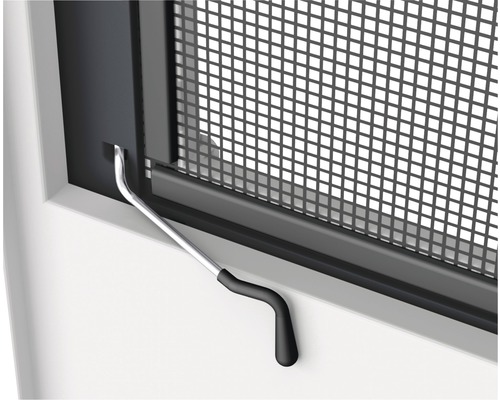 Detailný pohľad na okennú sieť proti hmyzu s rukoväťou