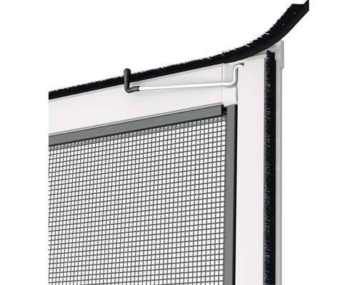 Detailný pohľad na okno proti hmyzu so závesnými pružinami a kefovým tesnením