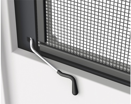 Sieť proti hmyzu s otočnou rukoväťou na okne