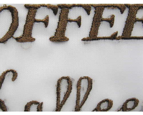 Detail výšivky slova káva na látke