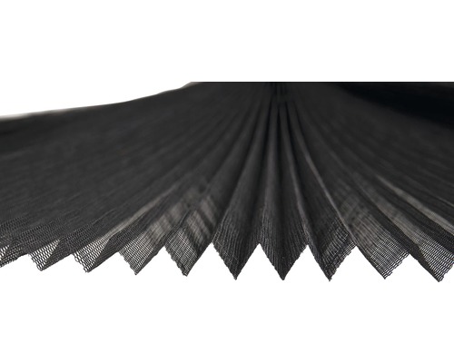 Detailný pohľad na čierne plisované okenné žalúzie