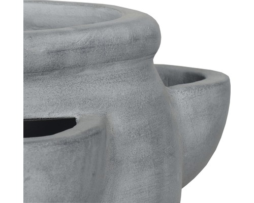 Detailný pohľad na sivý kvetináč